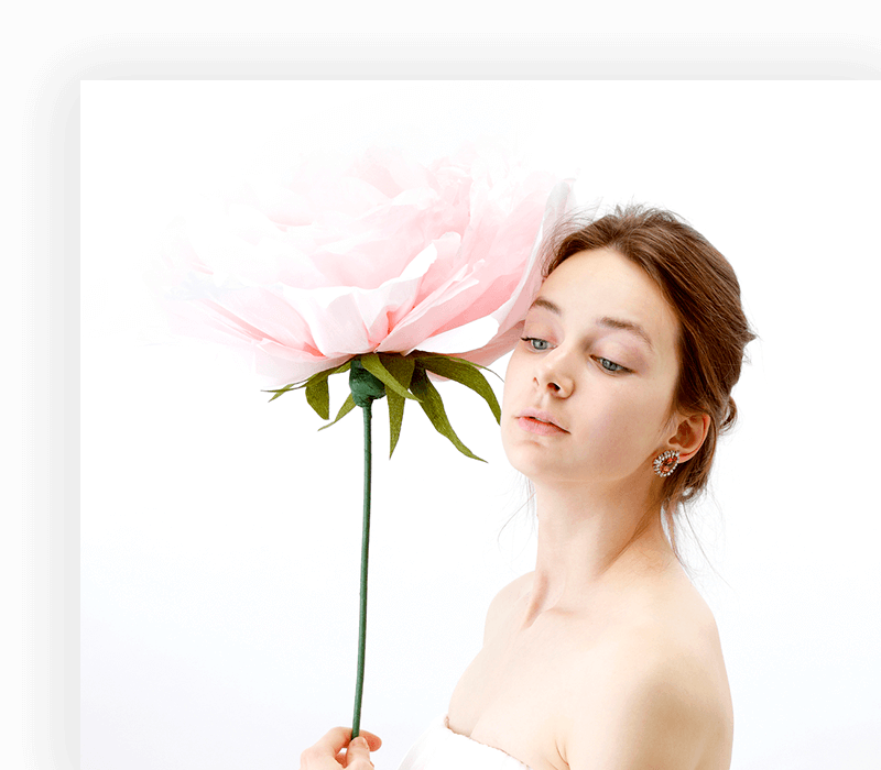 画像：大きな花を持つ女性｜低温だから痛くない、美肌になれる Dioneのハイパースキン脱毛